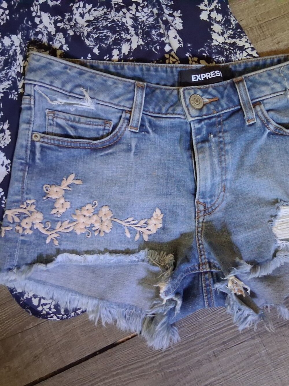 Express Shorts Denim w/ pink embroidered Flowers 8 + free Sleeveless Top S